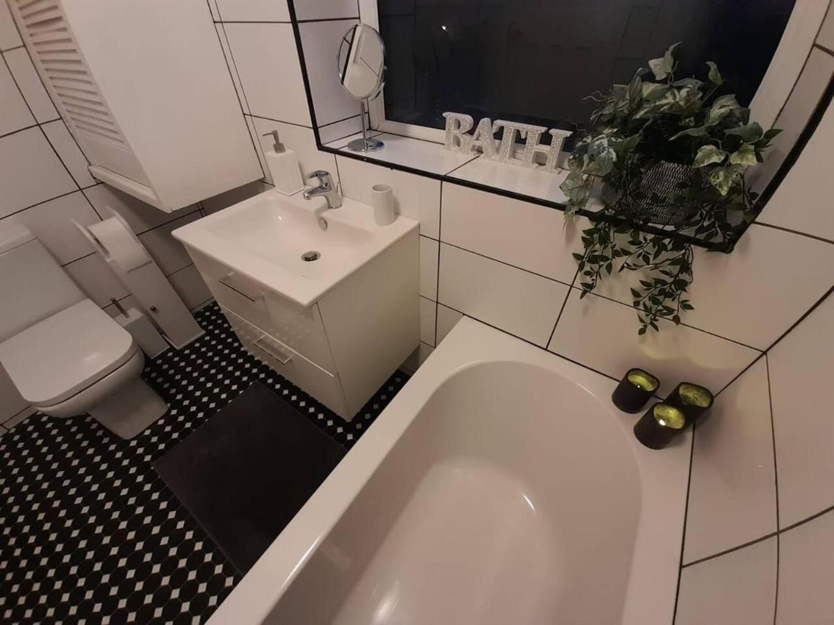 Bright 4-Bed House 15 Min To Manchester Centre Villa Екстериор снимка