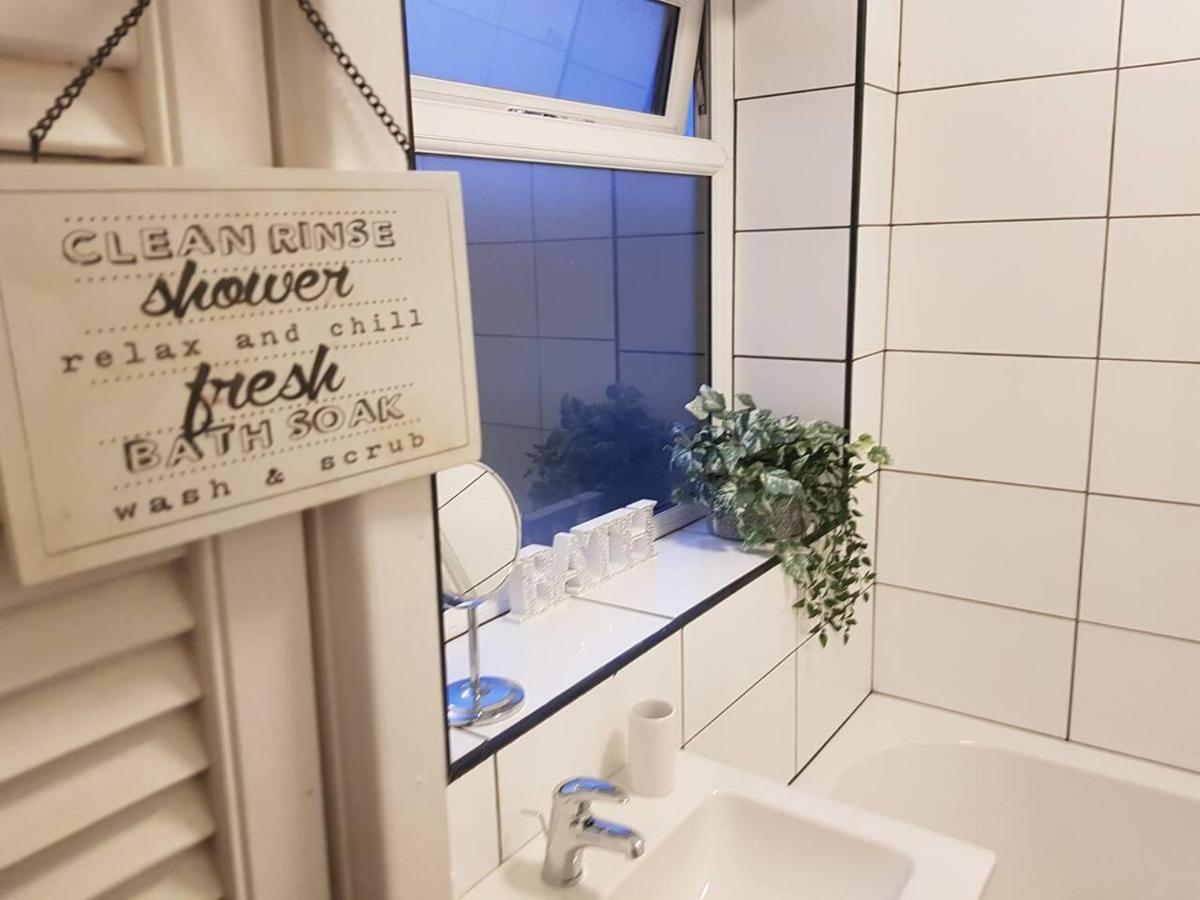 Bright 4-Bed House 15 Min To Manchester Centre Villa Екстериор снимка