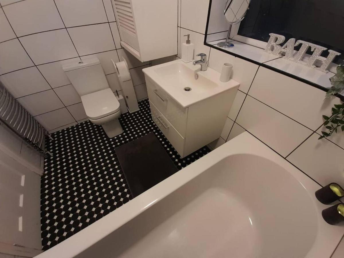 Bright 4-Bed House 15 Min To Manchester Centre Villa Екстериор снимка